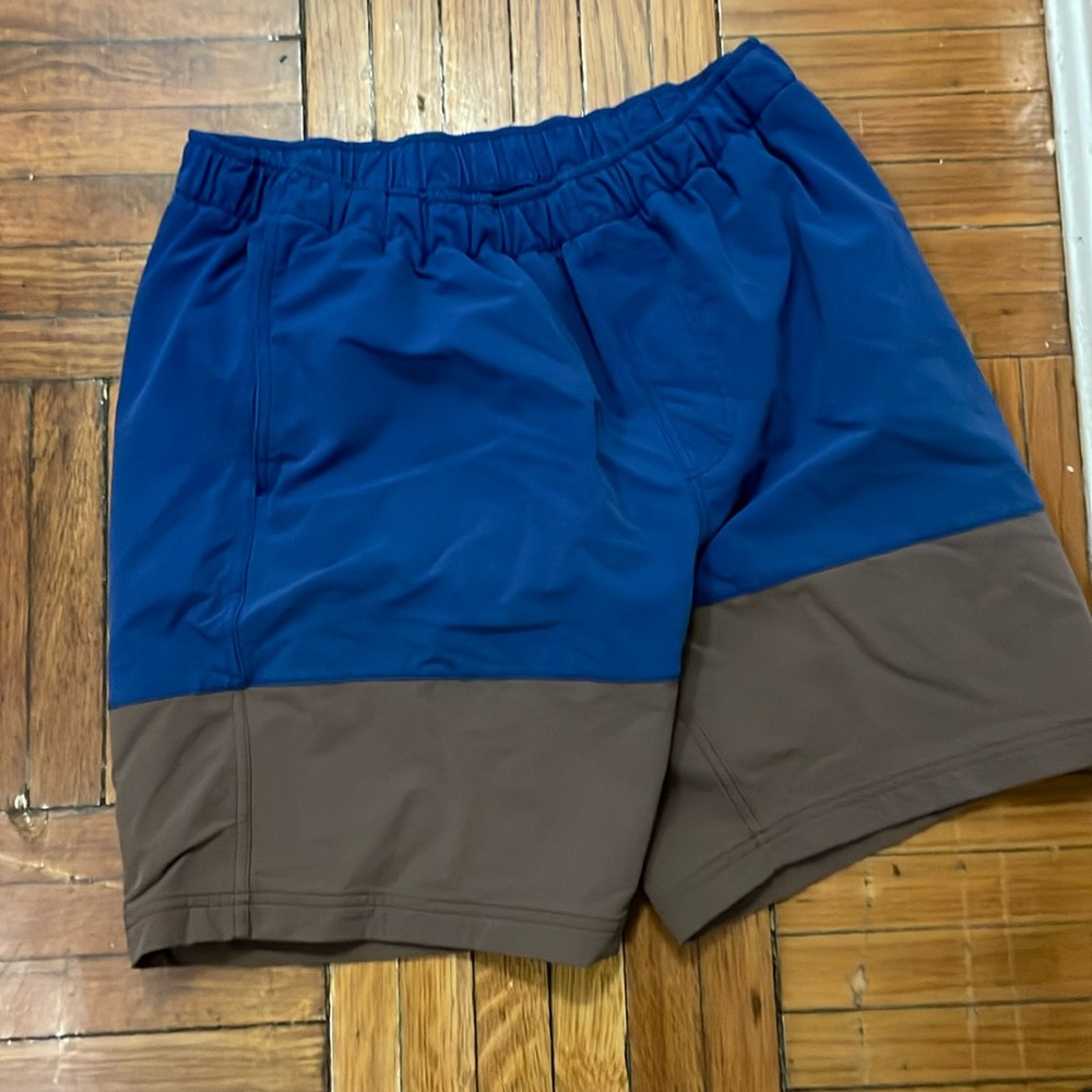 Olivers apparel all over short size large